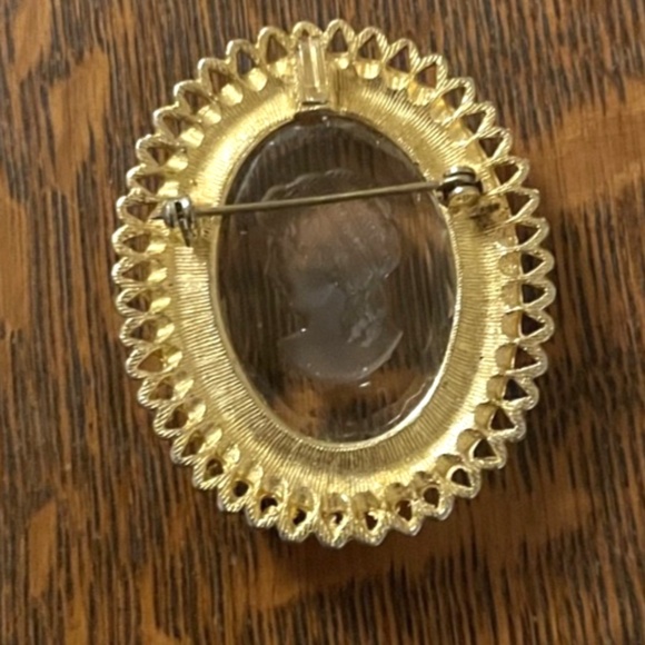Vintage Clear Cameo and gold tone Pin Brooch - Picture 2 of 2